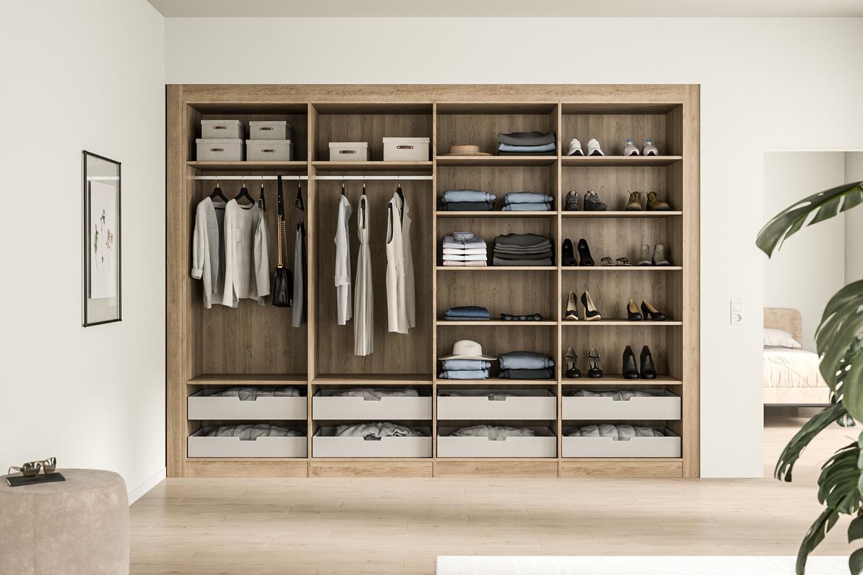 Offener Kleiderschrank nach Mass aus Holz mit organisiertem Innenraum Ein massgefertigter Holzkleiderschrank, offen gezeigt, mit ordentlich angeordneter Kleidung, Schuhen und Aufbewahrungsboxen.