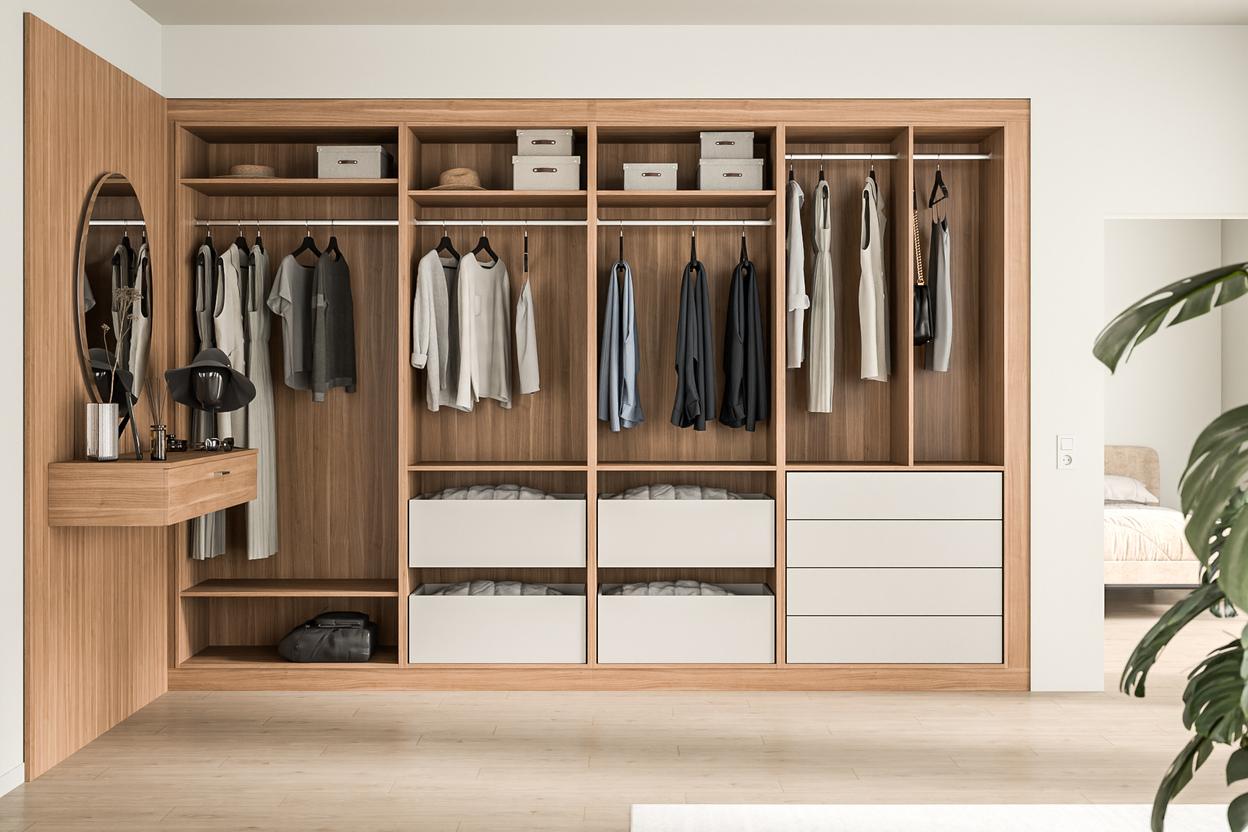 Stilvoller, individuell gefertigter Kleiderschrank mit integriertem Schminktisch Massgeschneiderter Kleiderschrank aus Holz mit Spiegel und Schminktisch, weissen Schubladen und vielseitigen Aufbewahrungsfächern.