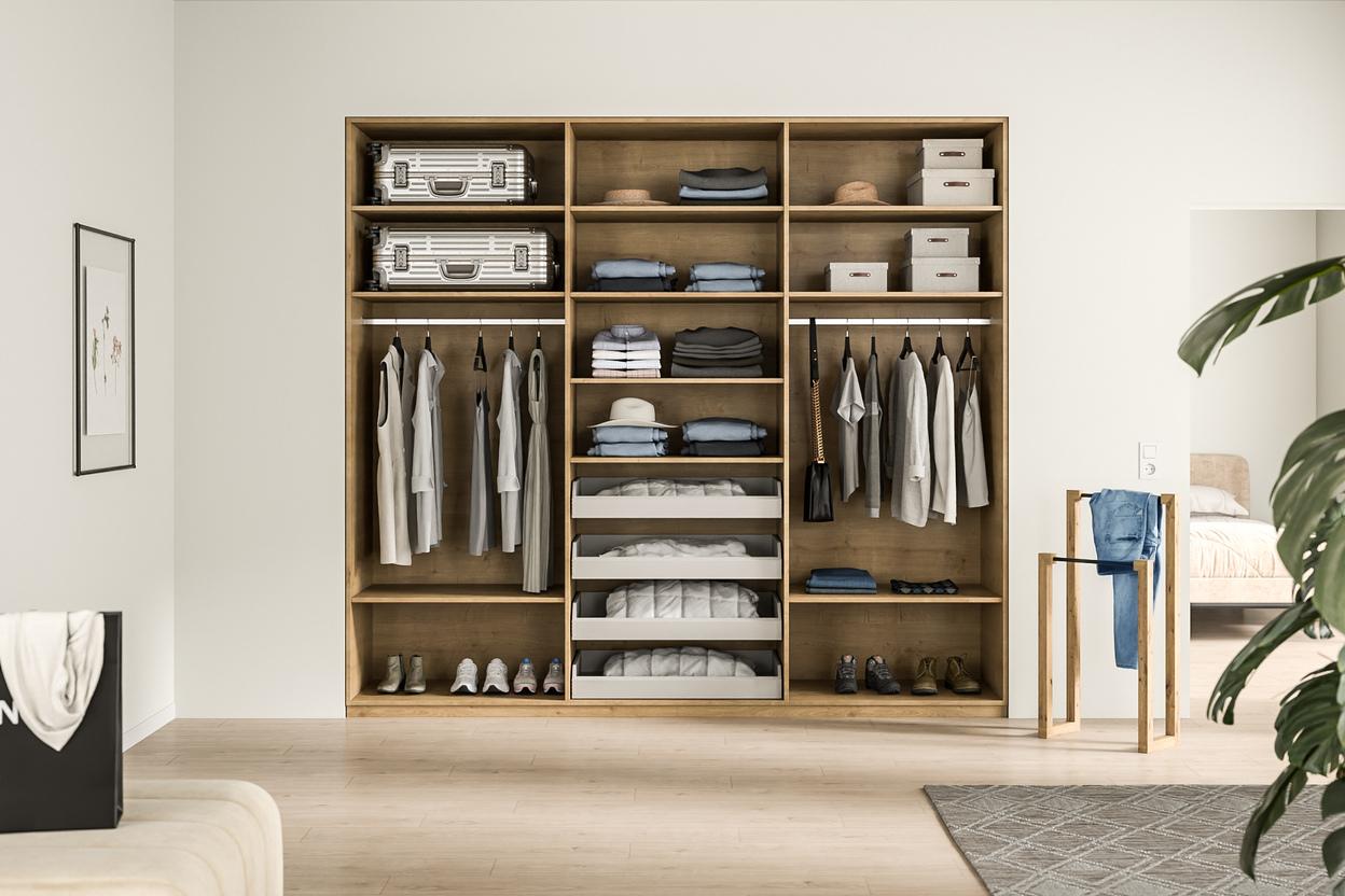 Geräumiger Kleiderschrank nach Mass in einem modernen Zimmer Ein offener, massgefertigter Kleiderschrank aus Holz, gefüllt mit Kleidung, Schuhen und Aufbewahrungsboxen, zeigt funktionale Eleganz.