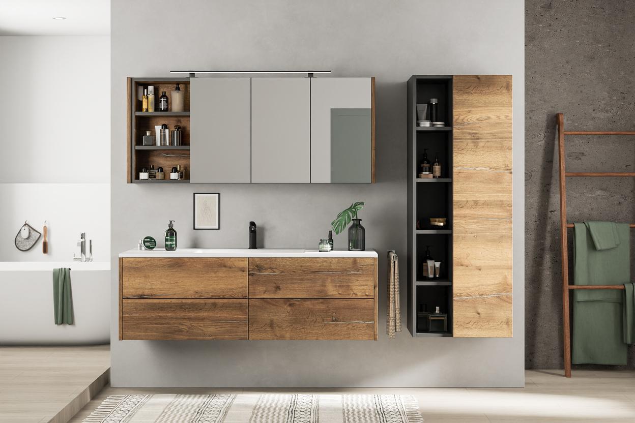 Massgefertigtes Bad mit Holzdesign und moderner Ästhetik Individuell gestaltetes Bad mit rustikalem Holzwaschtisch, eingebauten Spiegelschränken und einer harmonischen Kombination aus Naturmaterialien und modernen Formen.