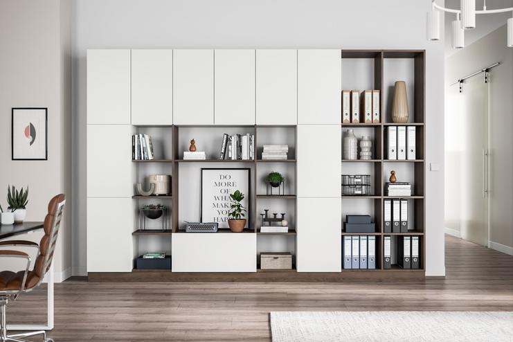 Massgefertigter Wandschrank mit integrierter Bücher- und Dekoreinheit Ein multifunktionaler Wandschrank nach Mass, weiss, mit offenen Regalen für Bücher und Deko, fügt sich in ein modernes Zimmer ein.