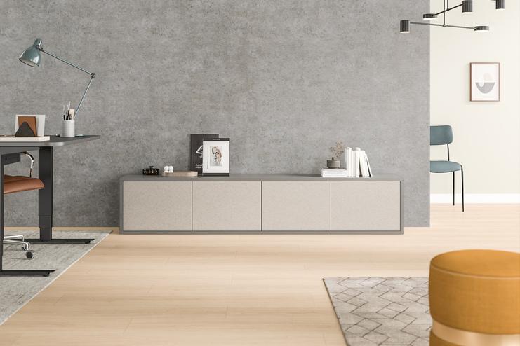 Massgefertigtes Sideboard mit Textur Stilvolles Sideboard nach Mass in Beige mit strukturierter Oberfläche, passend zur Betonwand im Hintergrund eines eleganten Büros.
