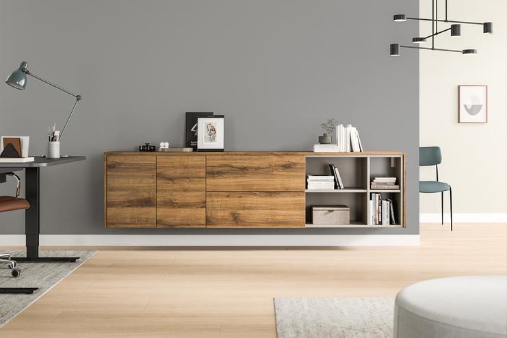 Massangefertigtes Hängeboard in Holzoptik als Highlight eines modernen Arbeitsbereichs Elegantes Hängeboard nach Mass mit natürlicher Holzmaserung, kombiniert mit offenen Regalfächern in einem stilvollen Büro.