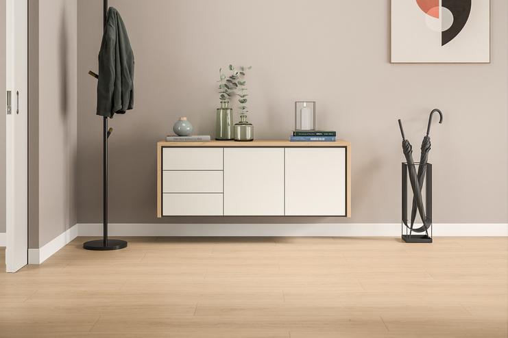 Modernes Hängeboard nach Mass im einladenden Eingangsbereich. Schwebendes Hängeboard nach Mass in Cremeweiss mit Holzoberfläche und klaren Linien, ausgestattet mit Schubladen, sorgt für stilvollen Stauraum beim Eingang.