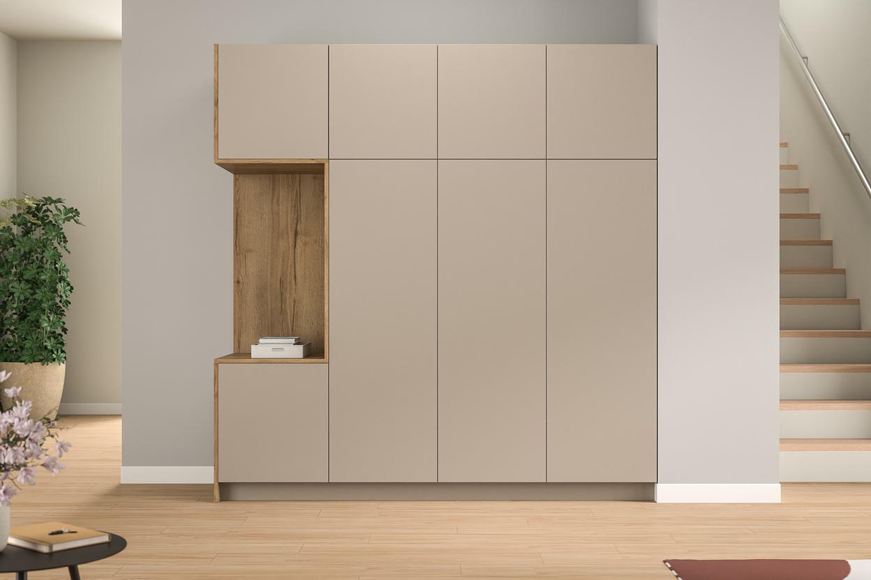 Massgefertigter Schrank im modernen Eingangsbereich. Ein minimalistischer, massgefertigter Schrank mit hellen und holzfarbenen Elementen, integriert neben einer Treppe, bietet stilvollen Stauraum im Eingangsbereich.