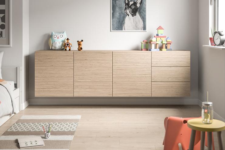 Niedriges Hängeboard nach Mass im stilvollen Kinderzimmer. Ein elegantes, niedriges Hängeboard nach Mass in heller Holzoptik bietet praktischen Stauraum und eine Ablagefläche für Spielzeuge und Deko im Kinderzimmer.