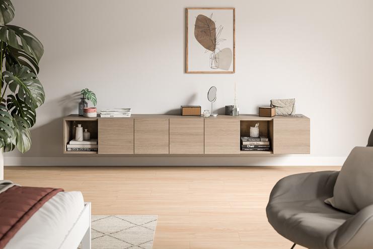 Massgefertigtes Sideboard in Holzoptik Elegantes, massangefertigtes Sideboard in heller Holzoptik mit offenen Fächern und Schubladen, dekoriert mit Pflanzen und Büchern.